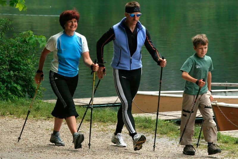 Польза скандинавской ходьбы для пожилых и молодых Скандинавская ходьба для молодых и пожилых